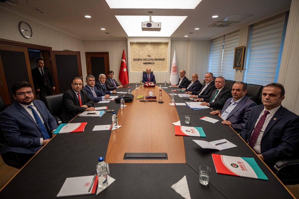 turkiskonf's tweet photo. TÜRK-İŞ Genel Başkanı Ergün ATALAY:

“Kamuoyu bugün rakam bekliyordu ancak bugün bir rakam verme durumunda değiliz. Rakamla ilgili salı günü bir teklif getireceklerini söylediler. Sendikalarımızın kabul etmeyeceği bir rakama imza atmayacağız." https://t.co/EprjMWegok