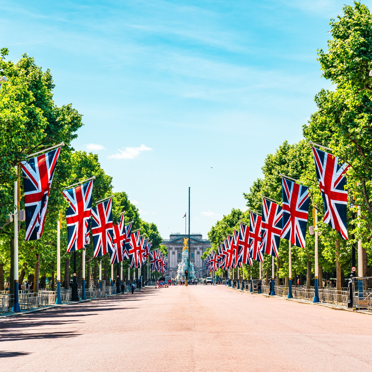 VisitBritain's tweet photo. The Mall is ready and waiting for the arrival of thousands tomorrow... 👑🇬🇧

📍 The Mall, London
📸 Getty Images/iStockphoto/Chunyip Wong

#LoveGreatBritain #Coronation https://t.co/Wll1hjafO3