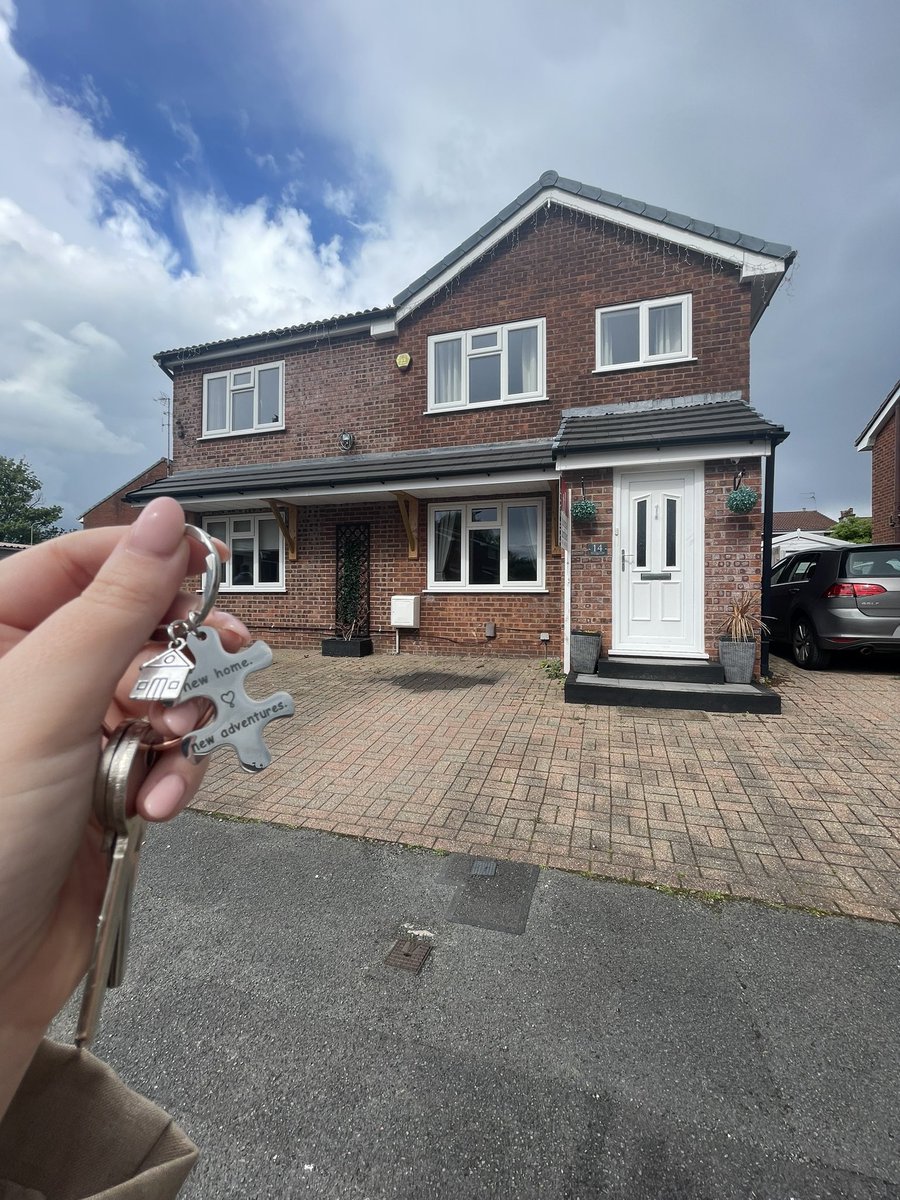 danharrison_x's tweet photo. We did it 🥹🏠 officially home owners! Here’s to our next chapter @Taylor_Wood1 ❤️ https://t.co/xvQMxsCQqQ