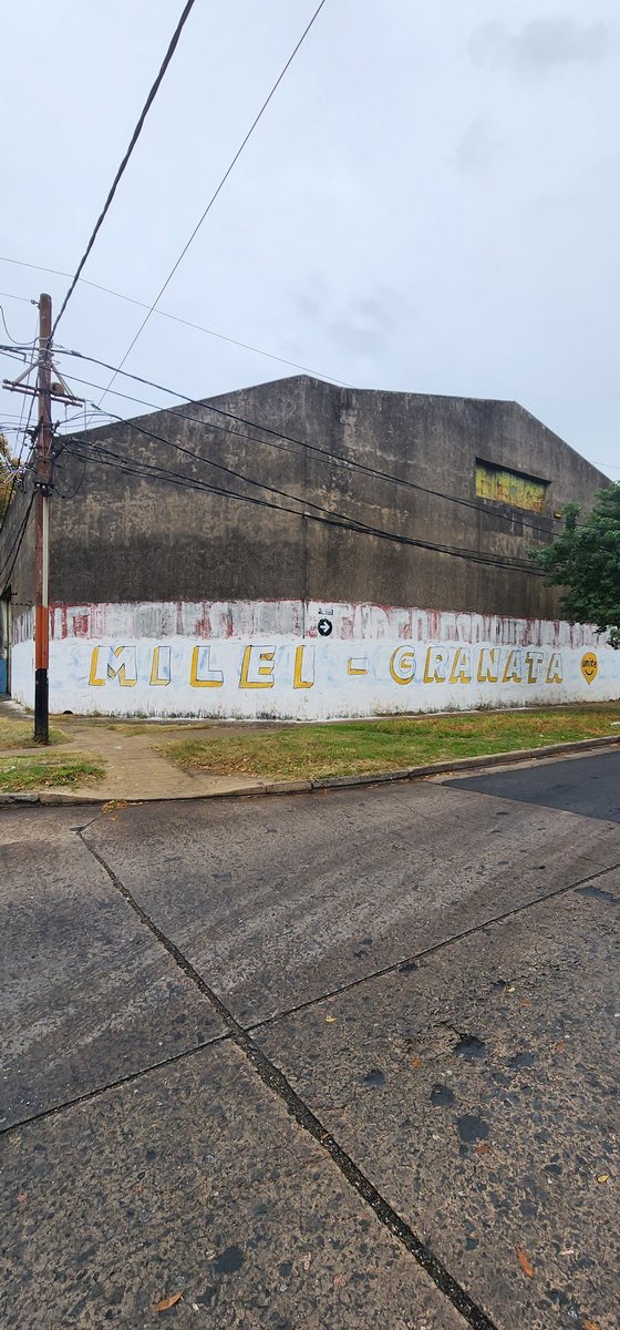 Rosariociudadok's tweet photo. Hola @AmelieGranata @JMilei estamos pidiendo a los candidatos que no ensucien las paredes de la ciudad, justamente es un modo de la "vieja política". 

Por favor manden a taparlo y no lo hagan más. 

Muchas gracias https://t.co/GwhAQFn0BX