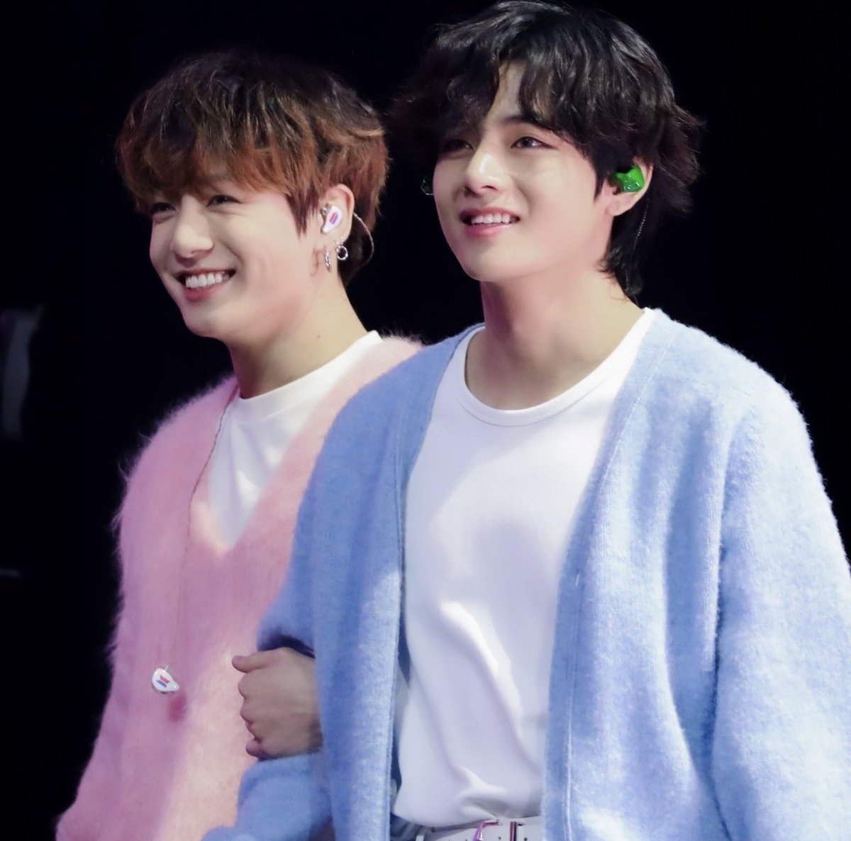 vkookcoty's tweet photo. taekook 🤝 haobin https://t.co/BmpDJhkLQ4