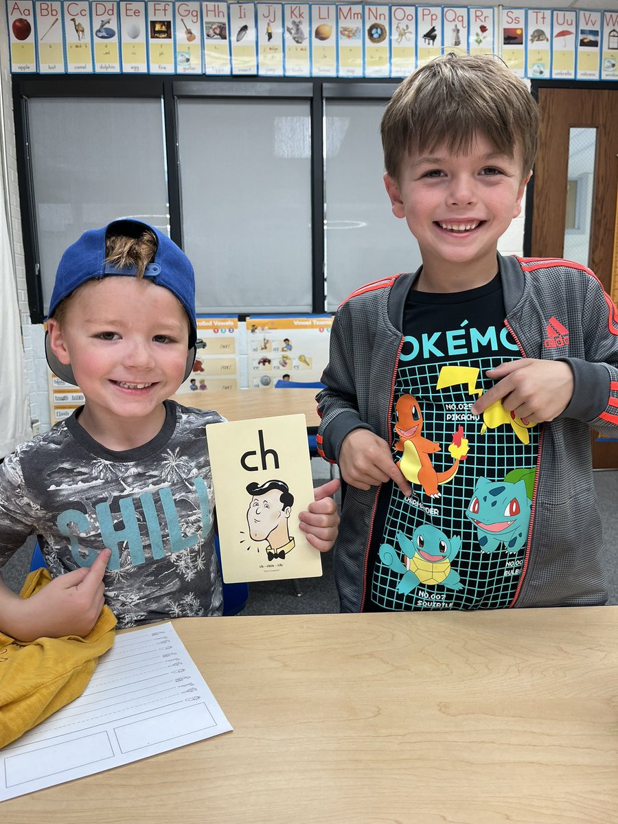 MsGraberMTSS's tweet photo. The first graders did an awesome job as digraph detectives today when they found the digraph CH on their shirts! A real world connection always helps solidify learning. 🕵️‍♂️ #LongfellowBears #D97 #evenpokemonhavedigraphs https://t.co/AF7ABUYZl1