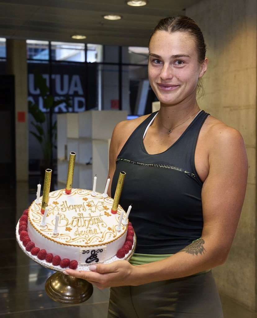 slaylorfritz's tweet photo. the difference in cake size is astounding https://t.co/acQDVATNyZ
