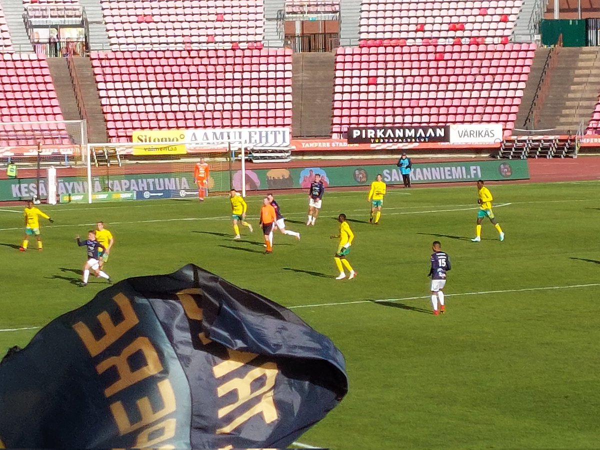 MultanenKati's tweet photo. Aurinkoa, jalkapalloa ja Ratina. #Ilves-#ACOulu
Todellisuutta on toppatakit ja +5 lämmintä. Onneksi #Ilvesedustus kuunteli kehitysehdotuksia ja myynnissä on #hehkuviniä https://t.co/ZLuJAXt3Ip