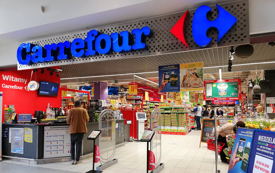Igor Janicki  Uwaga:
w Carrefour (Arkadia) kolejny raz próbowali wyłudzić ode mnie darowiznę na fundację Ochojskiej.
kwotę dopisaną do rachunku zauważyłem na terminalu płatniczym podsuniętym by wpisać PIN do karty. **powiedziałem NIE ! **
 kasjer musiał anulować. Uważajcie!!