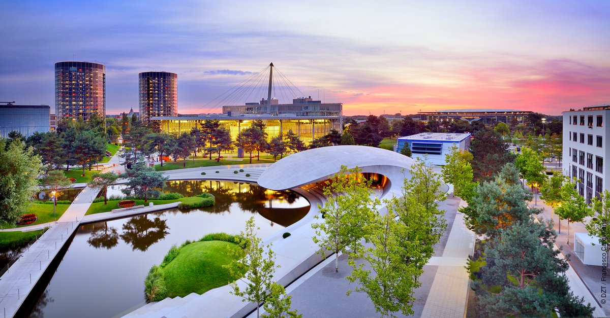 VisitGermanyUK's tweet photo. How about a short break in Hannover? And, if you stay a little longer you could also visit the following amazing places:
📍Celle
📍Wolfsburg-Autostadt
📍Hildesheim
📍Goslar
From Hannover, which nearby locations would you recommend?
#staylonger #sustainability #49EuroTicket https://t.co/KhVBmu7asg
