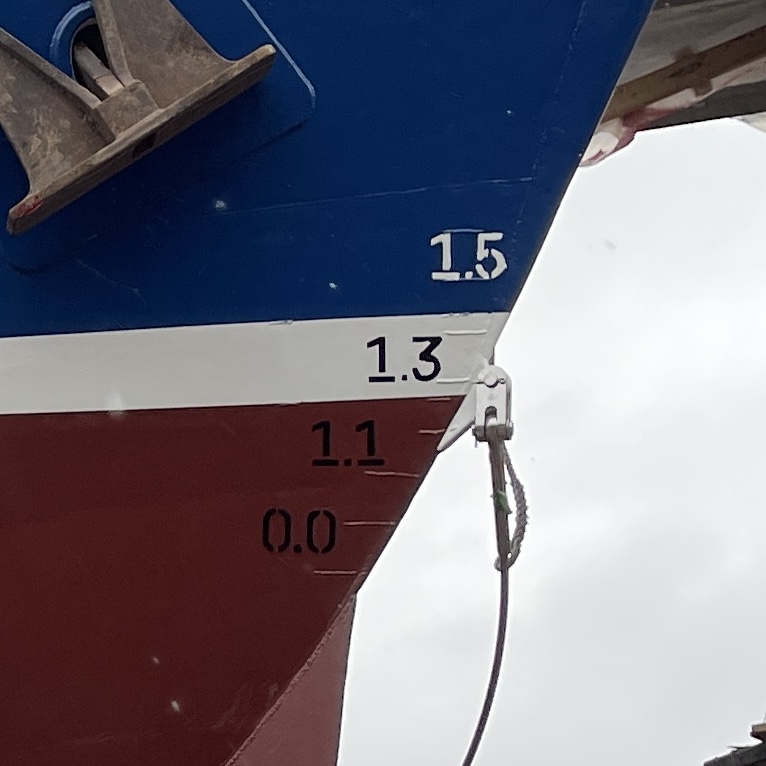 Ici les pochoirs c'est avec des boîtes de barres tendres et craquelins sinon la peinture tiens pas... c'est prouvé par nos experts. 😎

#ecomaris #voilier #montreal #portdemontreal #OBNL #quebec #canada #tallship #fleuvesaintlaurent #stlawrenceriver