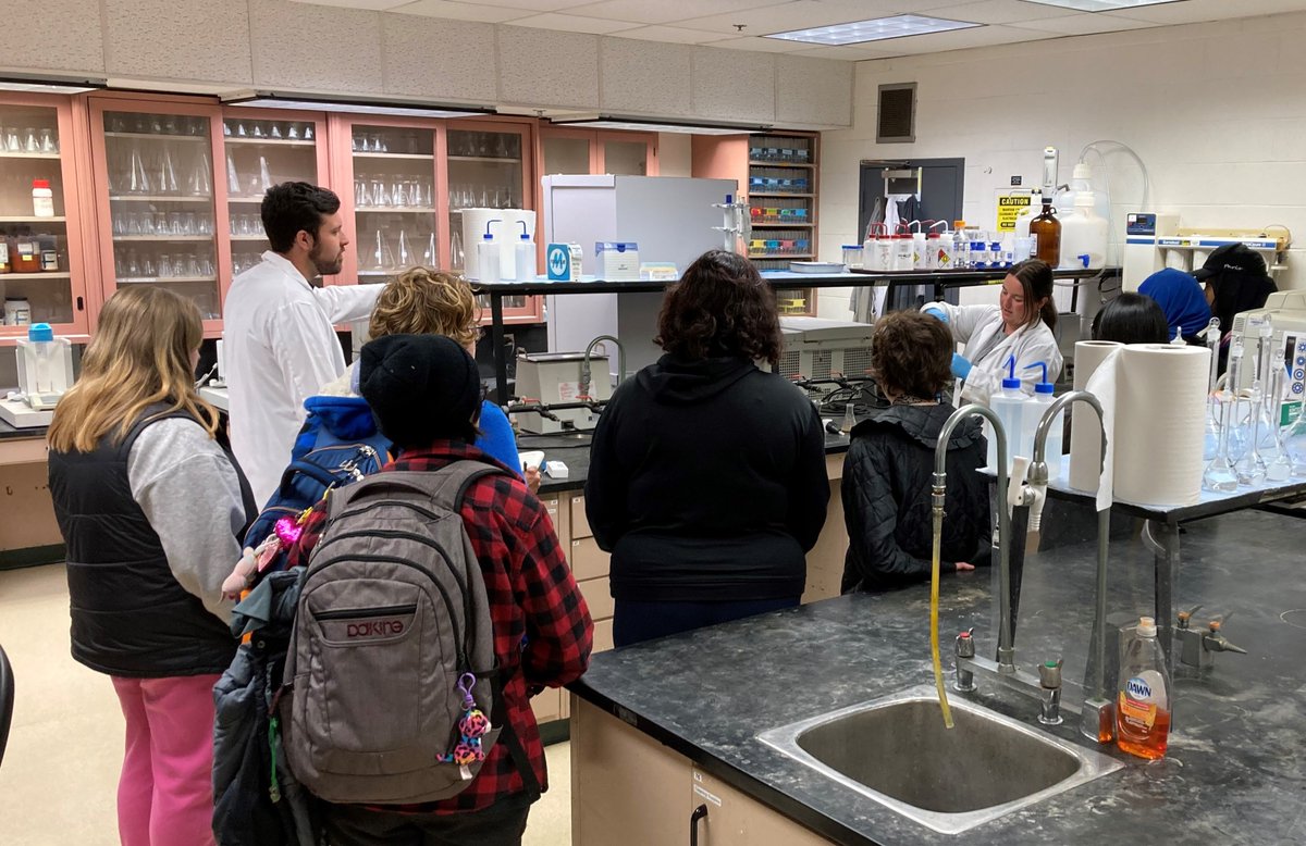AAFC_Canada's tweet photo. Yesterday, we partnered with @AITCPEI to host local #PEI high school students at the Charlottetown Research and Development Centre, where our #GCAggies inspired the next crop of #CdnAg scientists and technicians. #GenAG https://t.co/fgn16Wom3V