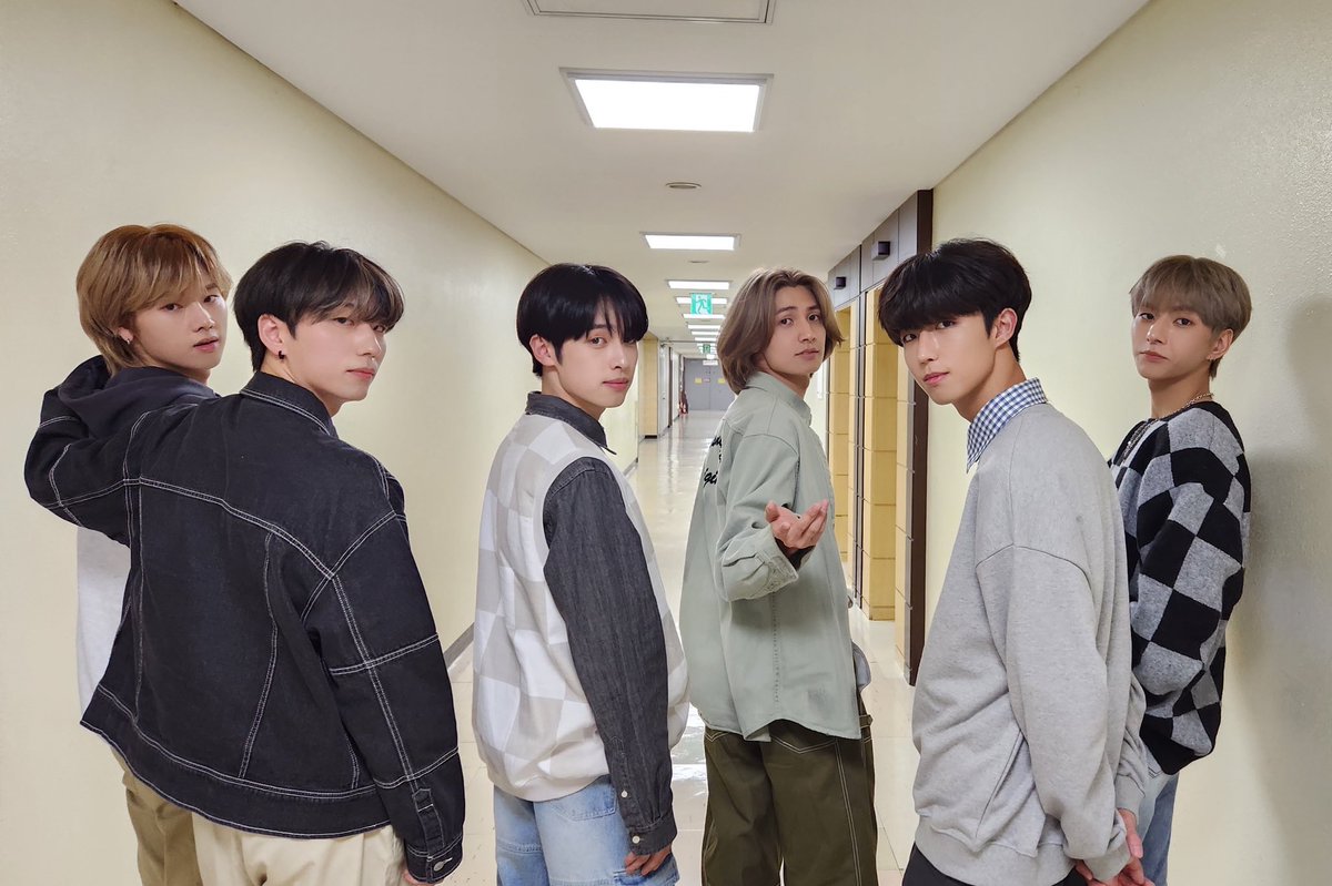xh__912's tweet photo. 振り返り手を差し出す君の手に
     無意識に添えようとした私の手をはばむ存在

____液晶《解せぬ https://t.co/idOMGcM5ZC