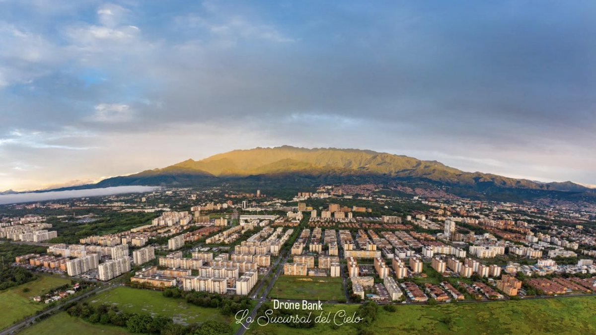 🌞 

Amanecer en Santiago de Cali 

MAJESTUOSA 😍✨

Foto : Drone.bank

#cali #calinosedetiene #valledelcauca #colombiatravel