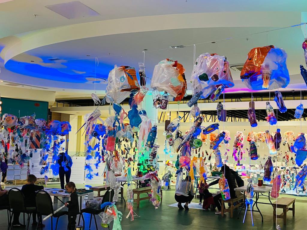 Today were our final school visits to the #SingleUsePlanet exhibition! Over 650 pupils from Wandsworth schools have visited the exhibition in the past 2 weeks and over 1500 members of the public! Thanks to everyone who visited and helped spread the word about plastic pollution 🌎