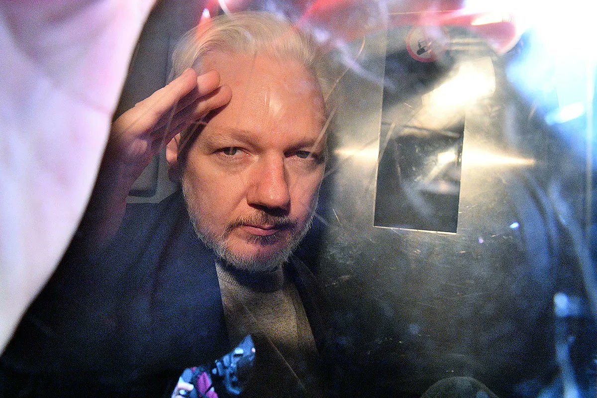 tiempoarg's tweet photo. 🇬🇧 En la previa de la coronación del monarca y con una irónica carta, Assange le pide a Carlos III que lo visite en prisión. https://t.co/7NtKZIBEyM https://t.co/1YZGsrwfxE