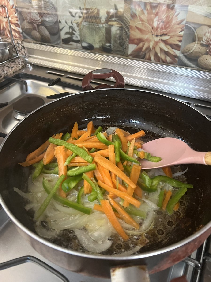 sarahkhanfer's tweet photo. Noodles Friday 🍜 https://t.co/334iSbi9xr