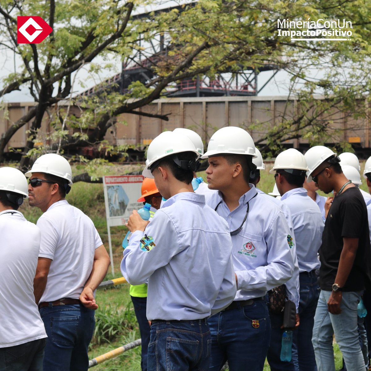 DrummondLtdCo's tweet photo. Recibimos la visita de estudiantes📚 del programa de logística portuaria y marítima de la @CBN_Colombia, quienes estuvieron interesados en conocer la infraestructura de nuestro #PuertoDrummond🚢 y los distintos procesos de transporte y exportación de carbón. https://t.co/SLDp0HgTir