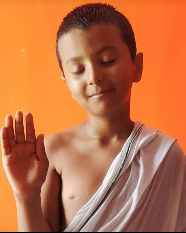 बुध्धत्व सन्यास में नहीं जीवन में पाना होता है।
अपरिग्रह जंगल में नहीं मन में होता है।
अहिंसा अकेले में नहीं समूह में पाना होती है ।                   
बुद्ध पूर्णिमा की शुभकामनाएं🌸

लभजोहार 🙏