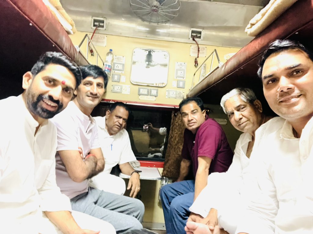 IndrajGurjarinc's tweet photo. मालाणी एक्सप्रेस से जयपुर से बाड़मेर SC आयोग के अध्यक्ष व विधायक श्री खिलाड़ीलाल  बैरवा विधायक श्री गिरिराज सिंह मलिंगा श्री सुरेश मोदी श्री जीआर खटाना शाहपुरा से कांग्रेस प्रत्याशी श्री मनीष यादव खण्डेला प्रत्याशी श्री सुभाष मील जी के साथ ।@SachinPilot https://t.co/WnljYH5hdf