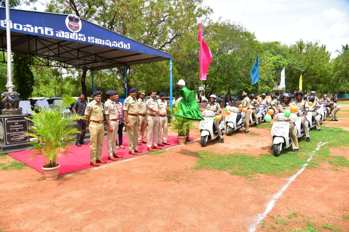 పోలీసులకు ద్విచక్ర వాహనాలు అందజేసిన కరీంనగర్  CP  L.సుబ్బారాయుడు I.P.S
ఇట్టి కార్యక్రమం లో CP గారు మాట్లాడుతూ  గస్తీ నిర్వహణ, శాంతిభద్రతలు,ప్రజలకు ఎటువంటి సమస్య వచ్చిన సత్వరం స్పందించి సేవలందించడం ద్వారా పోలీస్ శాఖ ప్రతిష్ట పెంపొందుతుందని సిబ్బంది కి మార్గనిర్దేశం చేయడం జరిగింది.
