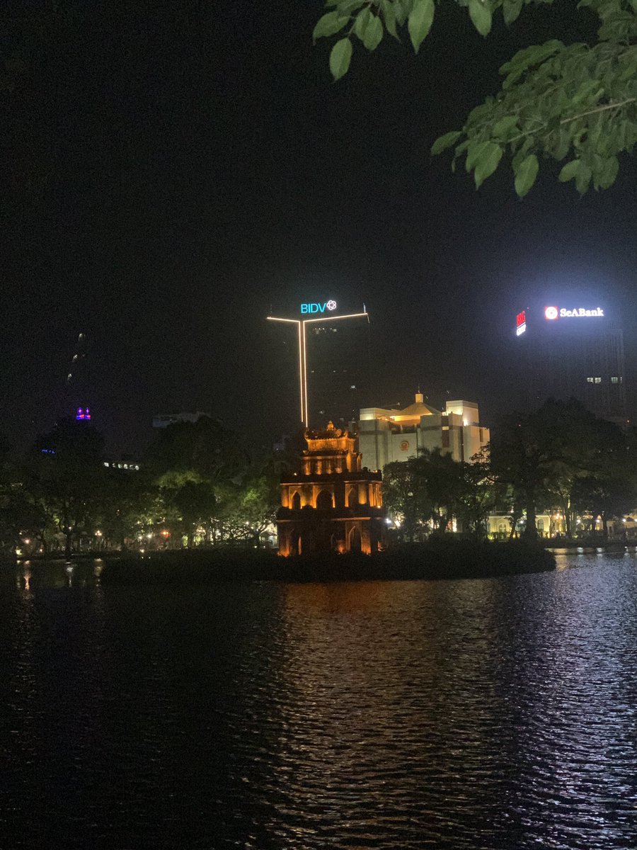 MiMi18699's tweet photo. 夜のハノイを散歩しました！
湖の近くは涼しかったです！✨ https://t.co/RRPceizqq4