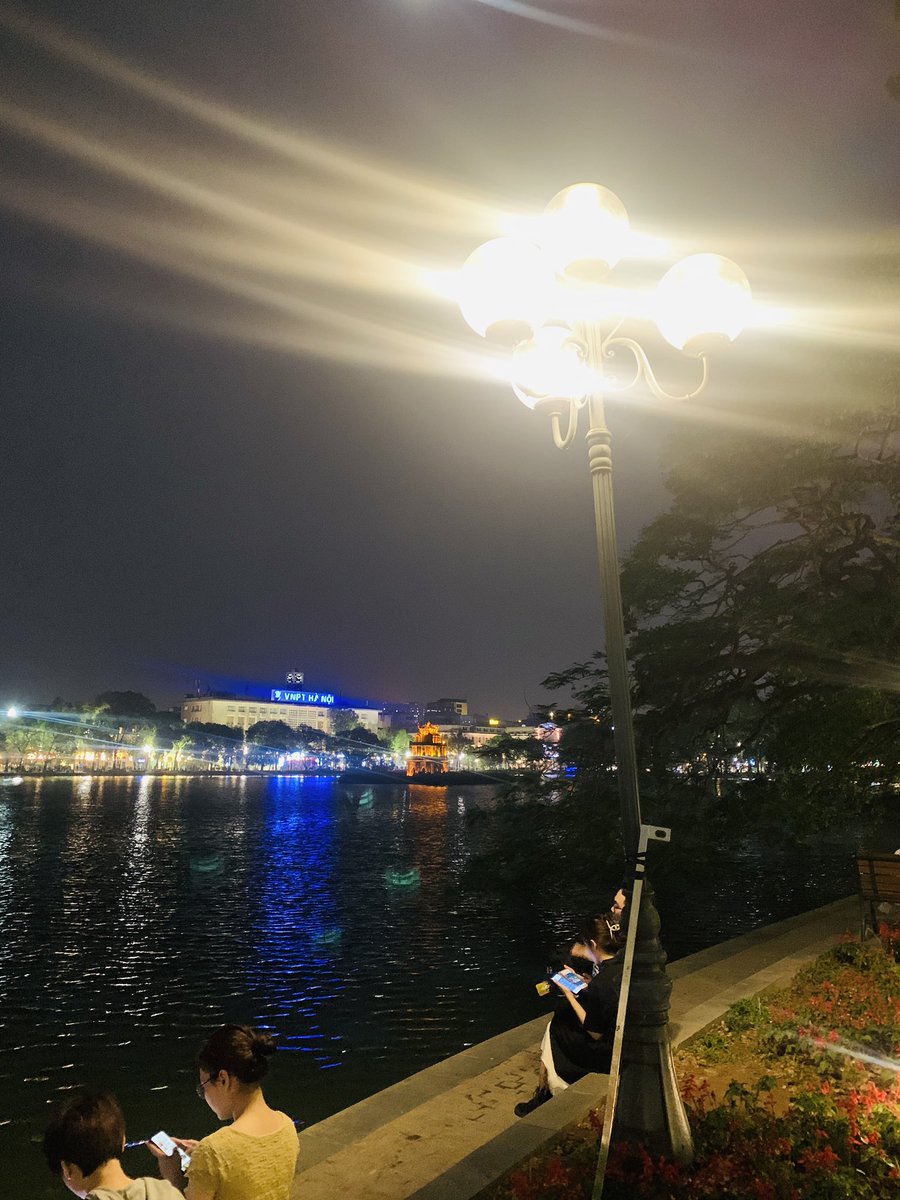 MiMi18699's tweet photo. 夜のハノイを散歩しました！
湖の近くは涼しかったです！✨ https://t.co/RRPceizqq4