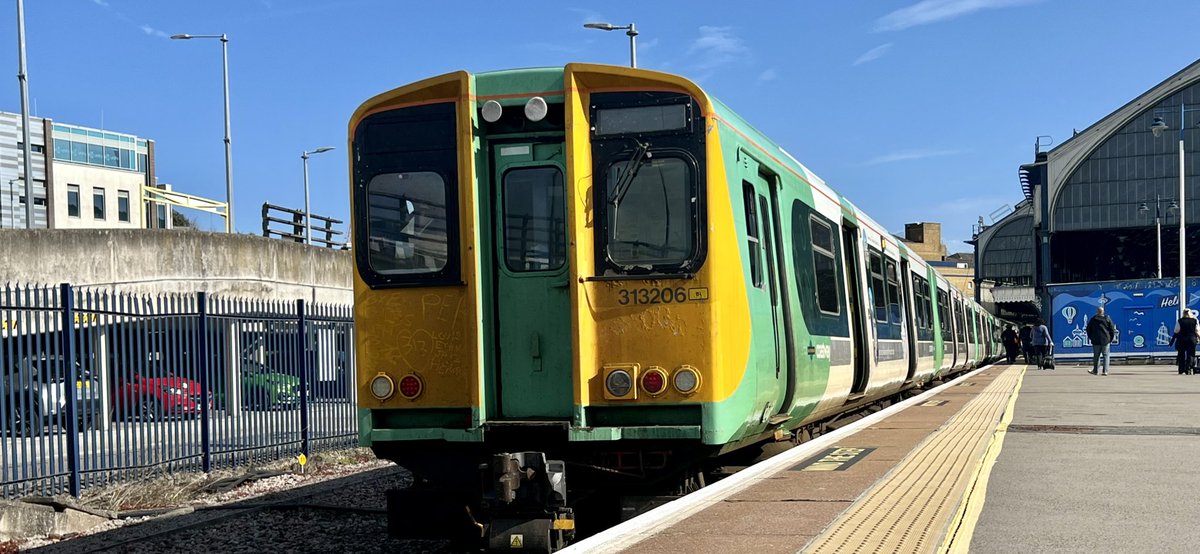 PlatformEdge1's tweet image. One more unit left 👀

313206 takes me back to Brighton where I will be waiting for the last PEP of the day #Class313