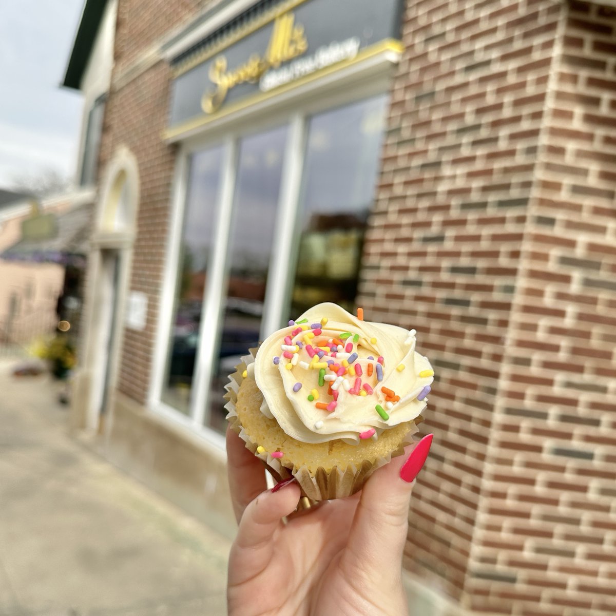 There's a 100% chance of sprinkles today 🌧️Brighten up your day with some cupcakes. #glutenfree #sweetalis