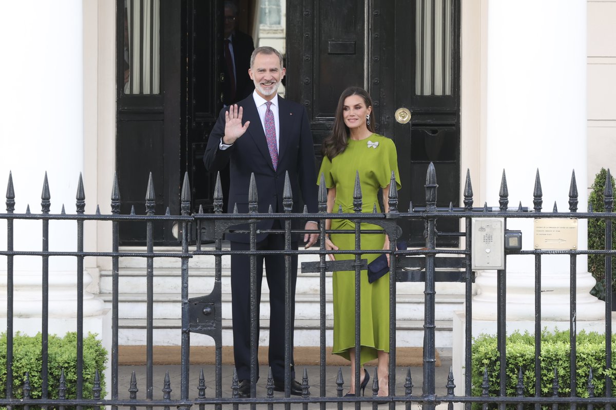CasaReal's tweet photo. Los Reyes, en Londres, para asistir a los actos con motivo de la Coronación del Rey Carlos III del Reino Unido de Gran Bretaña e Irlanda del Norte.

➡️https://t.co/QWRAGYRjQo https://t.co/gTLEM9nZM6