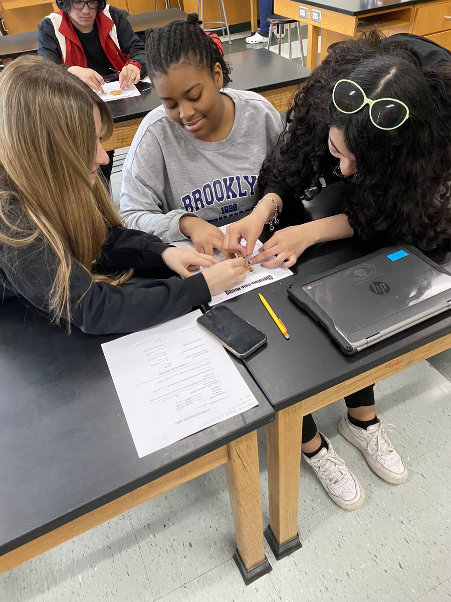 DrWatros's tweet photo. Mining chocolate chip cookies to simulate environmental effects of mining and potential for profit or loss #funfriday #scienceisfun #labday @HTSD_West @WeAreHTSD https://t.co/Yuy8weWgsL