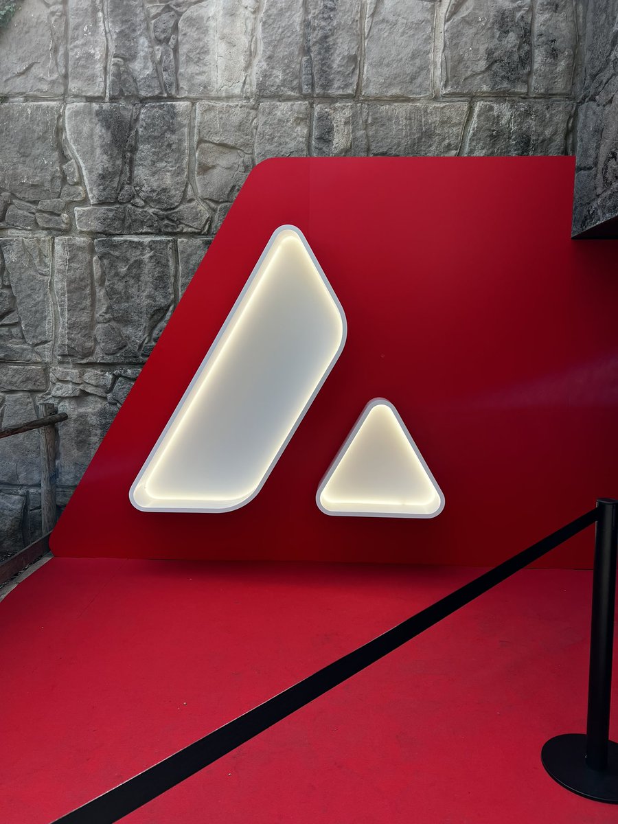 alexdimes7's tweet image. attended @avax summit in Barcelona this year 🇪🇸

amazing experience and organization

i was focused exploring more about infrastructure through #Subnet blockchain scaling &amp;amp; private networks, as well tooling coming from the new #HyperVM — looks good!