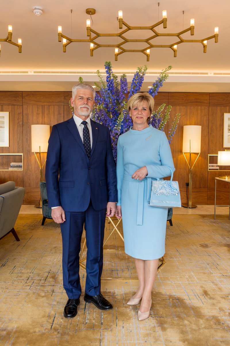 prezidentpavel's tweet photo. Míříme do Buckinghamského paláce. Slavnostní recepci Karla III. pro zahraniční hosty korunovace jsme si s Evou nemohli nechat ujít. https://t.co/KeHY8GXmqf