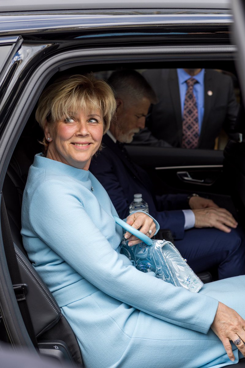 prezidentpavel's tweet photo. Míříme do Buckinghamského paláce. Slavnostní recepci Karla III. pro zahraniční hosty korunovace jsme si s Evou nemohli nechat ujít. https://t.co/KeHY8GXmqf