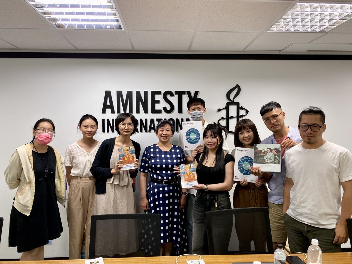 Inspiring afternoon w/@amnestytw, talking a/b the #UNGPs on #Business & #HumanRights, #Taiwan's Natl Action Plan & global expectations of #responsible business conduct.

In photo: @workbetterinnov Guidebook on #ForcedLabour + @ihrb Dhaka Principles for #Migration with Dignity