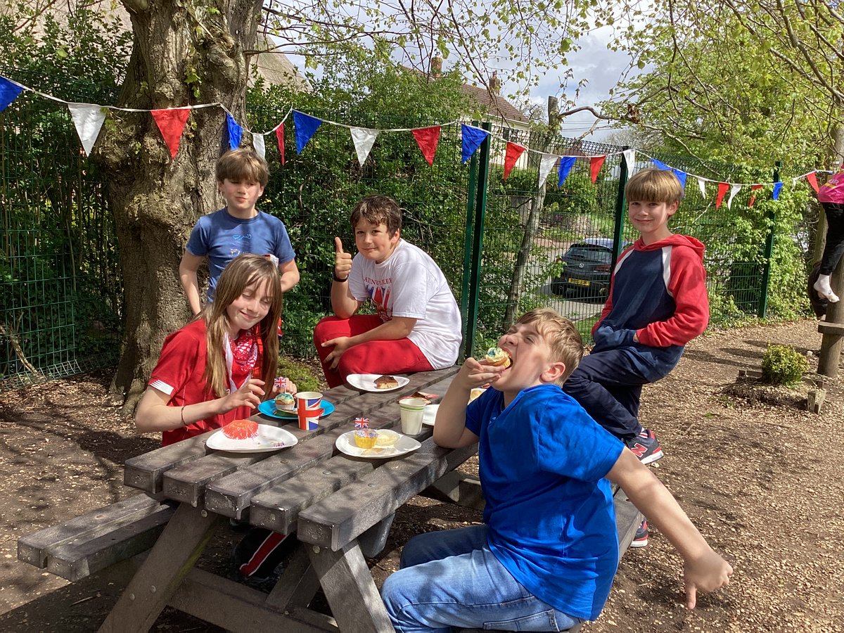 ExcaliburOgb's tweet photo. Lovely afternoon for the Coronation picnic! ๐
#ogbourne #Coronation https://t.co/RMOL0048w4