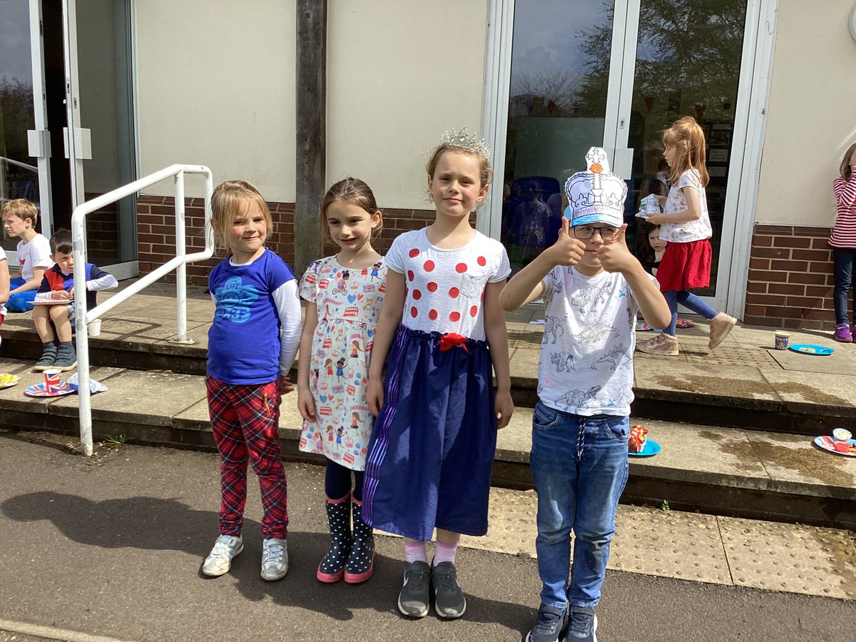 ExcaliburOgb's tweet photo. Lovely afternoon for the Coronation picnic! ๐
#ogbourne #Coronation https://t.co/RMOL0048w4