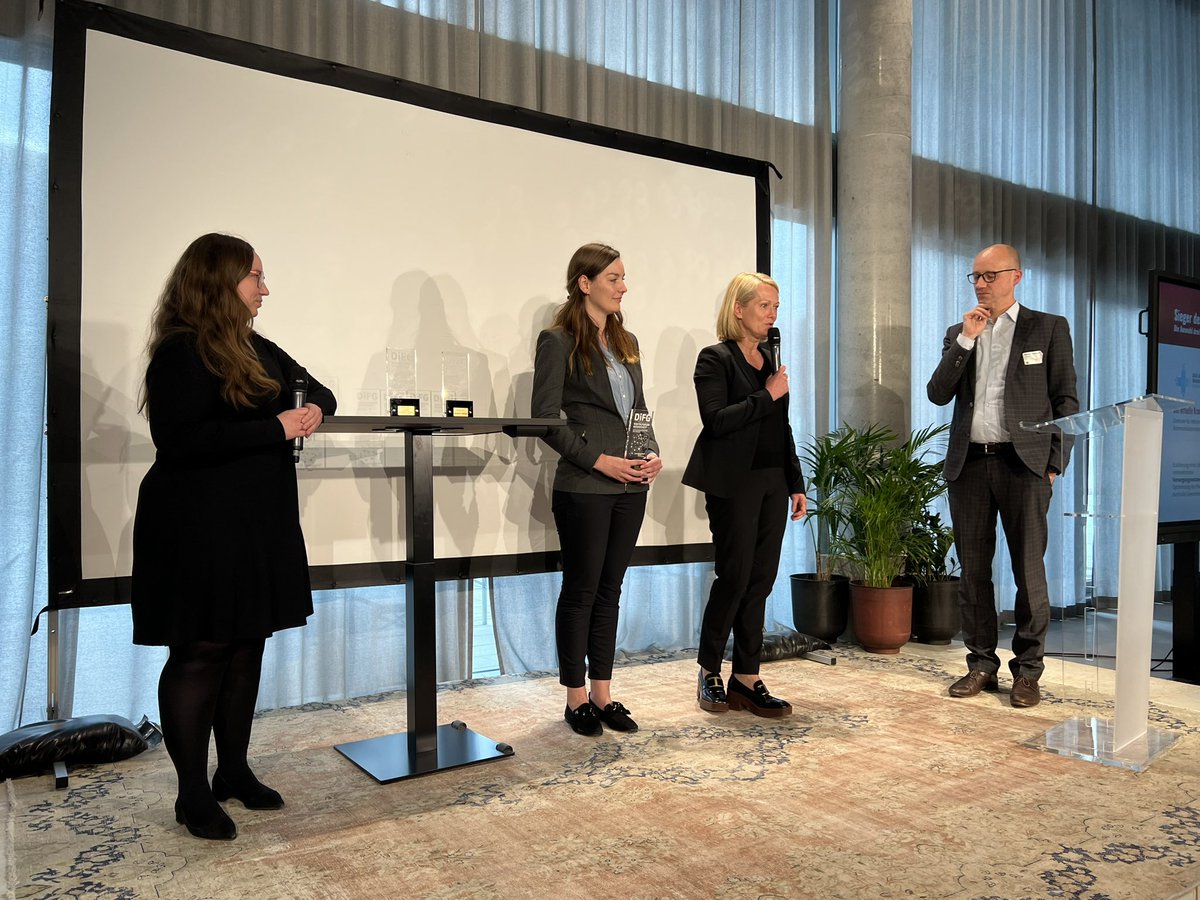 healthcare_de's tweet photo. Verleihung der Awards #difg: @UKSH_KI_HL eHealth-basierte Schmerztherapie EB-IMST; Das virtuelle #Krankenhaus Saarland = intersektorales Versorgungsnetzwerk plus Info-App; #Oberberg_FAIRsorgt, sektorenübergreifende Versorgung von Senior:innen im Oberbergischen Kreis https://t.co/JCMDu9WAMd