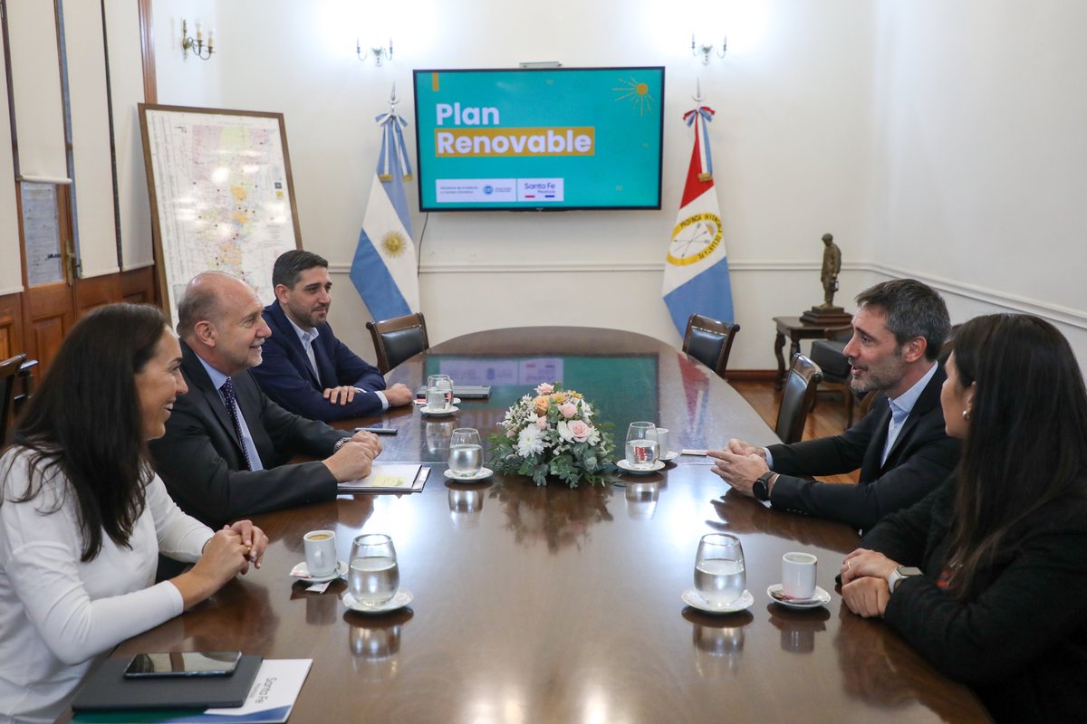 ErikaGonnet's tweet photo. Junto al gobernador @omarperotti y el Secretario General del Consejo Federal de Inversiones, @ignalam, firmamos un convenio por 300 millones de pesos para la segunda etapa del #PlanRenovable, una línea de créditos de energías renovables para empresas, industrias y viviendas. https://t.co/JNb9oUXog7