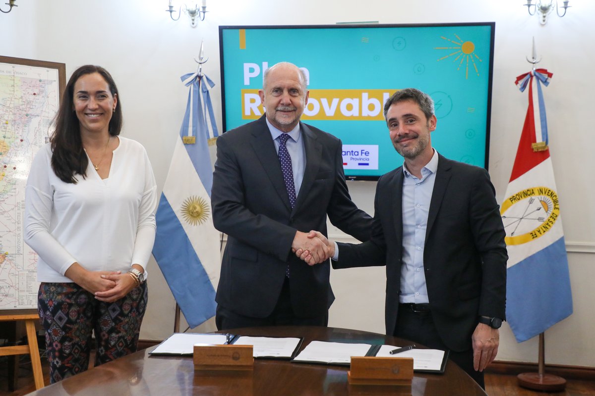 ErikaGonnet's tweet photo. Junto al gobernador @omarperotti y el Secretario General del Consejo Federal de Inversiones, @ignalam, firmamos un convenio por 300 millones de pesos para la segunda etapa del #PlanRenovable, una línea de créditos de energías renovables para empresas, industrias y viviendas. https://t.co/JNb9oUXog7