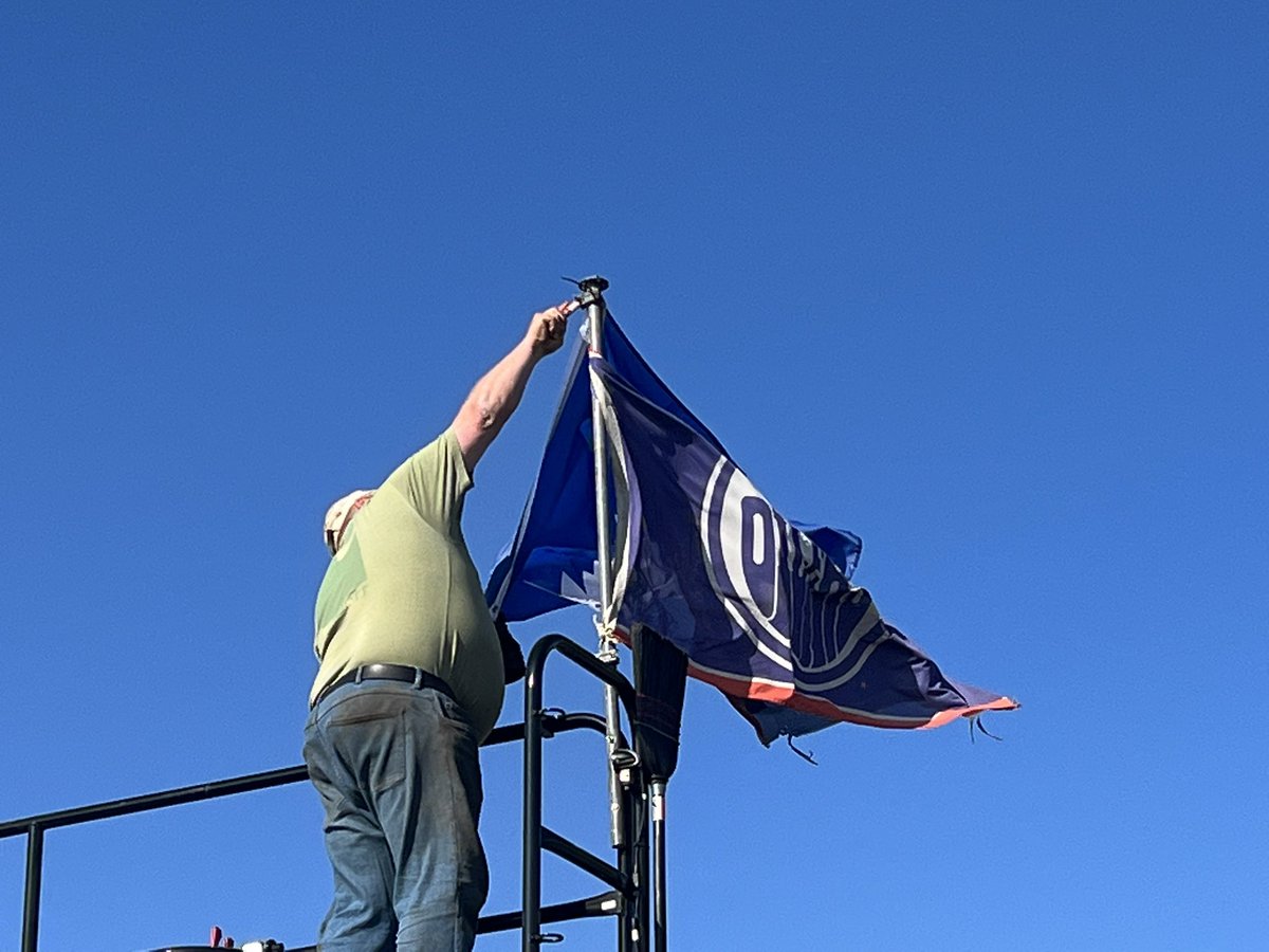 Boyturningdirt's tweet photo. Dad is in the biggest hills we farm.  Says he’s lacking hp and blamed the flags my wife hung yesterday as a joke. #gooilers https://t.co/ruVWf8CvLa