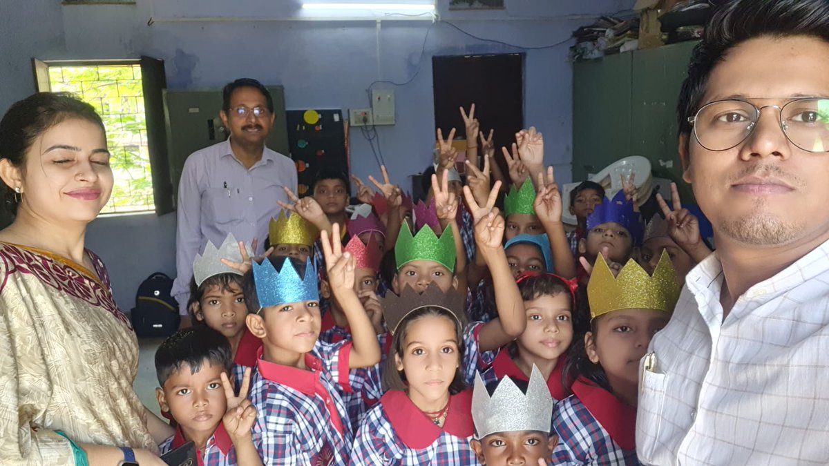 kvgarhwa's tweet photo. First day in school (Class-1) 2023-24:
प्रभारी प्राचार्य , कक्षा अध्यापिका श्रीमती सपना कुमारी एवं अन्य शिक्षक साथियों ने नन्हें विद्यार्थियों का स्वागत किया और उन्हें विद्यालय में पहले दिन के उपलक्ष्य में उपहार दिए।
@KVS_HQ 
@KendriyaRanchi 
@DPPatel44914035 
#firstdayinschool https://t.co/w217RxrL62