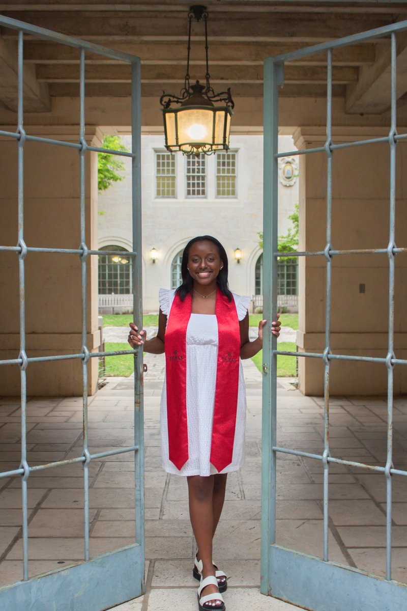 universitycoop's tweet image. BIG CONGRATULATIONS to the Co-op's graduating seniors! 🎉🍾🎓 We are so proud of y'all and can't wait to see all that y'all accomplish! Hook 'em forever! 🤘

#ut23 #texasgraduation #texaslonghorns #longhornfriday #hookem #legends