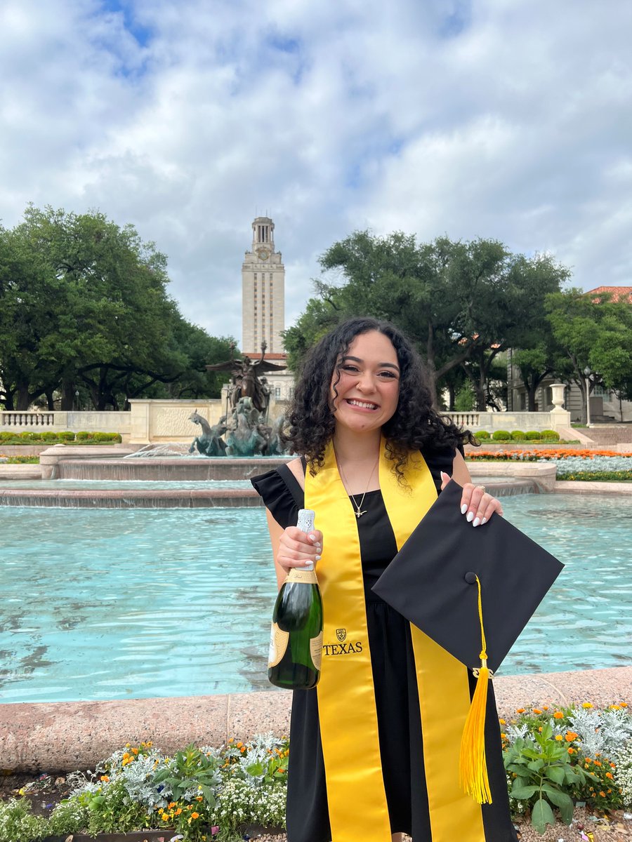 universitycoop's tweet image. BIG CONGRATULATIONS to the Co-op's graduating seniors! 🎉🍾🎓 We are so proud of y'all and can't wait to see all that y'all accomplish! Hook 'em forever! 🤘

#ut23 #texasgraduation #texaslonghorns #longhornfriday #hookem #legends
