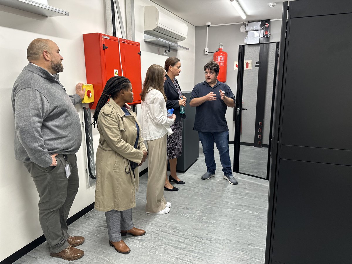 GermanyCapetown's tweet photo. After having visited the #SquareKilometreArray in the Karoo March, it was great to meet the team at their headquarter here in Cape Town. Thank you for explaining what you do and how you "listen" deep into the universe, @SKAO and @SKA_Africa! 🇩🇪 is proud to be a full member soon. https://t.co/gA8Uw4FstT