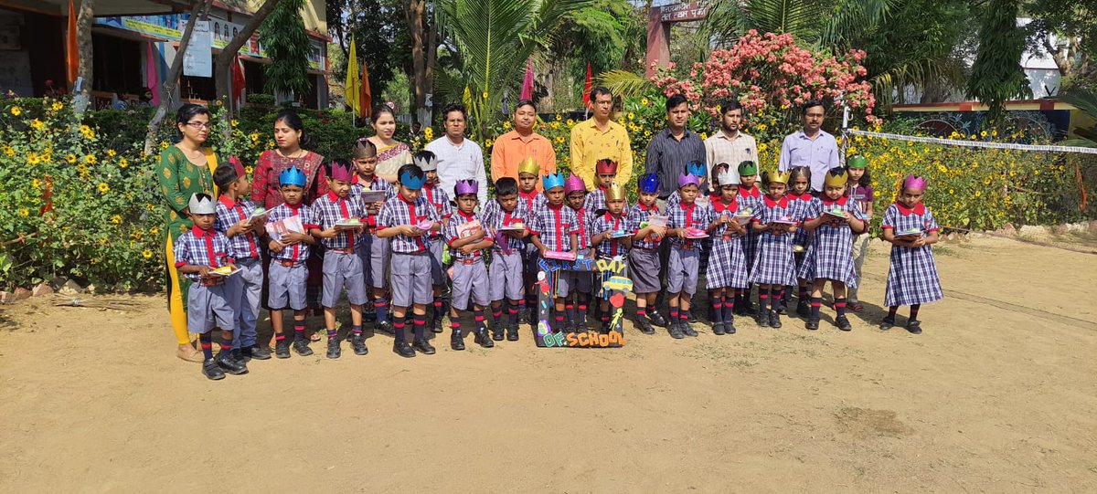 kvgarhwa's tweet photo. First day in school (Class-1) 2023-24:
प्रभारी प्राचार्य , कक्षा अध्यापिका श्रीमती सपना कुमारी एवं अन्य शिक्षक साथियों ने नन्हें विद्यार्थियों का स्वागत किया और उन्हें विद्यालय में पहले दिन के उपलक्ष्य में उपहार दिए।
@KVS_HQ 
@KendriyaRanchi 
@DPPatel44914035 
#firstdayinschool https://t.co/w217RxrL62