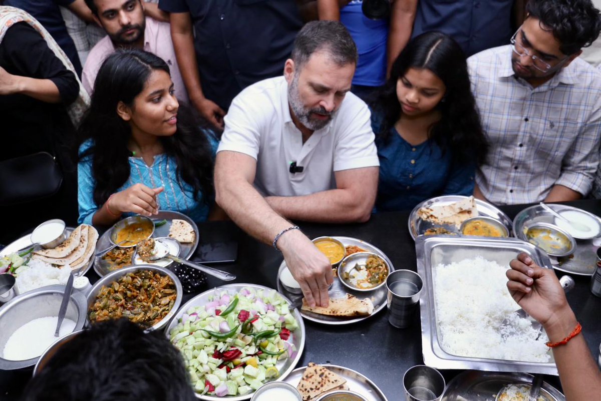 INCIndia's tweet photo. युवाओं के बीच जननायक

दिल्ली विश्वविद्यालय के PG मेंस हॉस्टल में छात्रों के साथ @RahulGandhi जी.

काश ऐसी बातचीत PM मोदी कर पाते, युवाओं को समझ पाते.

लेकिन... उन्हें अपने 'मन की बात' से फुर्सत कहां. https://t.co/xvvYDrCYbT