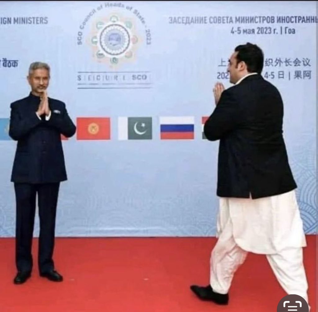 OryaMaqboolJan's tweet photo. ھندو کی طرح ہاتھ جوڑ کر پرنام کرکے بھارتی وزیر خارجہ کی جانب بڑھنے والے بلاول بھٹو کے ساتھ یہی ذلت آمیز سلوک ہونا چاہیے تھا ۔ مسلمان کی طرح ہاتھ آگے بڑھاتا تو نہ ملانے پر دنیا بھر اس پر لعن طعن کرتی ۔ https://t.co/JqtssxrY8W