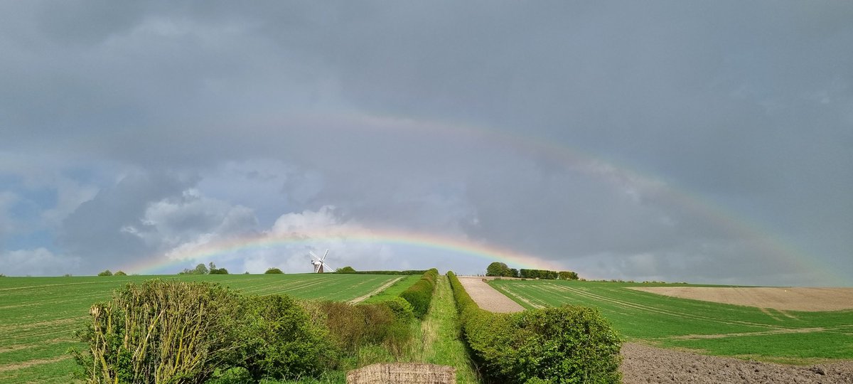 Mix rain with sunshine and what do you get? Wilton Windmill in the Vale of Pewsey Wiltshire.
@fergieweather #pewseyvale #northwessexdowns #timeforwiltshire #greatwestway #walkersarewelcome