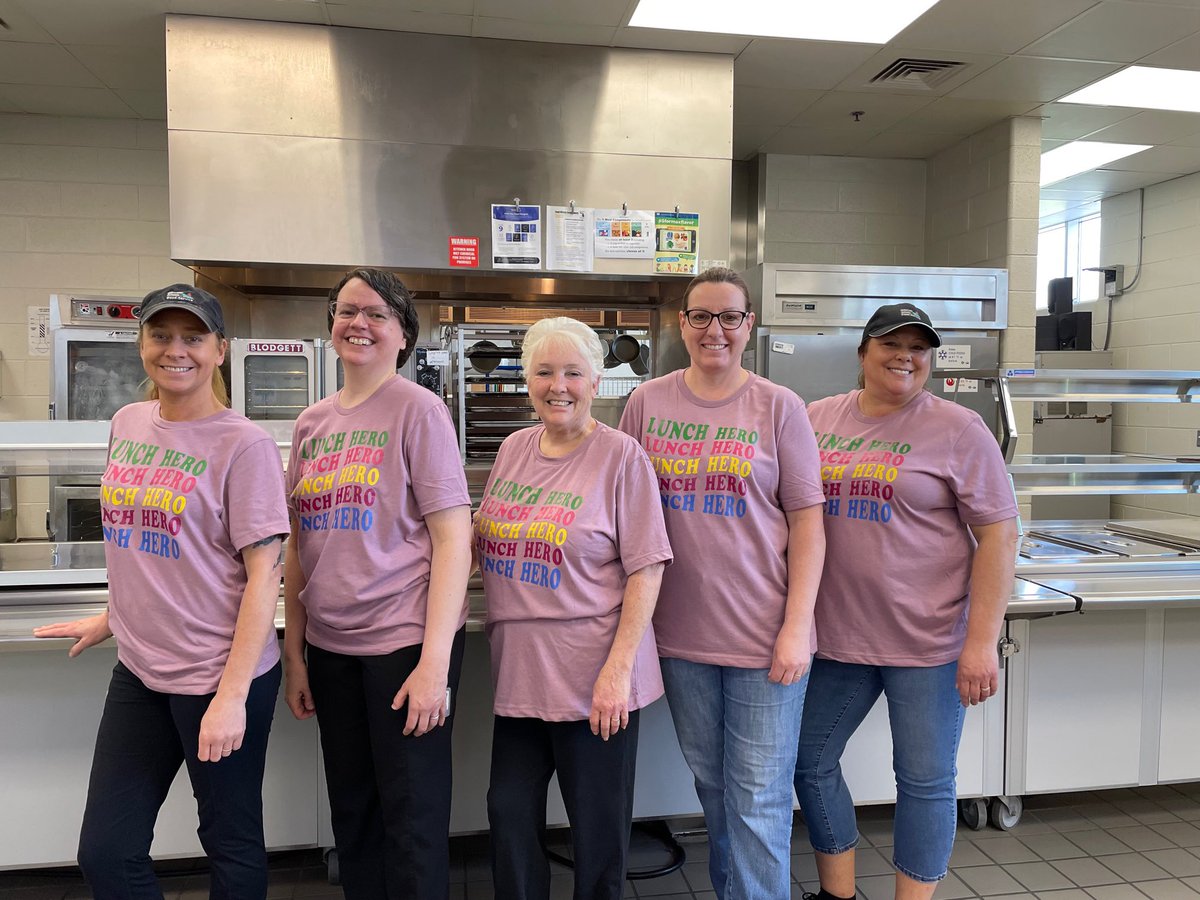 WLCSDFoodSrvc's tweet photo. @Banksmiddle and @CliffordSmart Lunch Hero’s! @WalledLkSchools @DrBernia https://t.co/XQRTLm5kdV