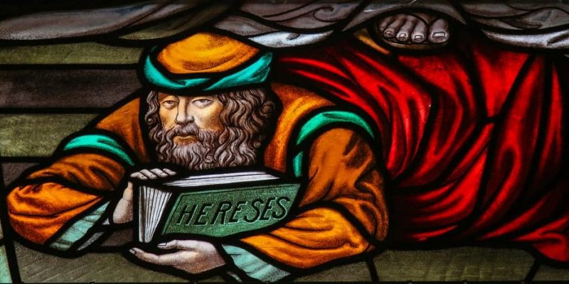 La palabra HEREJE viene del griego airesis y significa "el que opina distinto, el que tiene ideas propias". Lo opuesto a la herejía es el dogma. El dogmático obedece, el hereje pregunta, el primero cree lo que otro dice, el segundo piensa por sí mismo. ¡Benditos herejes!