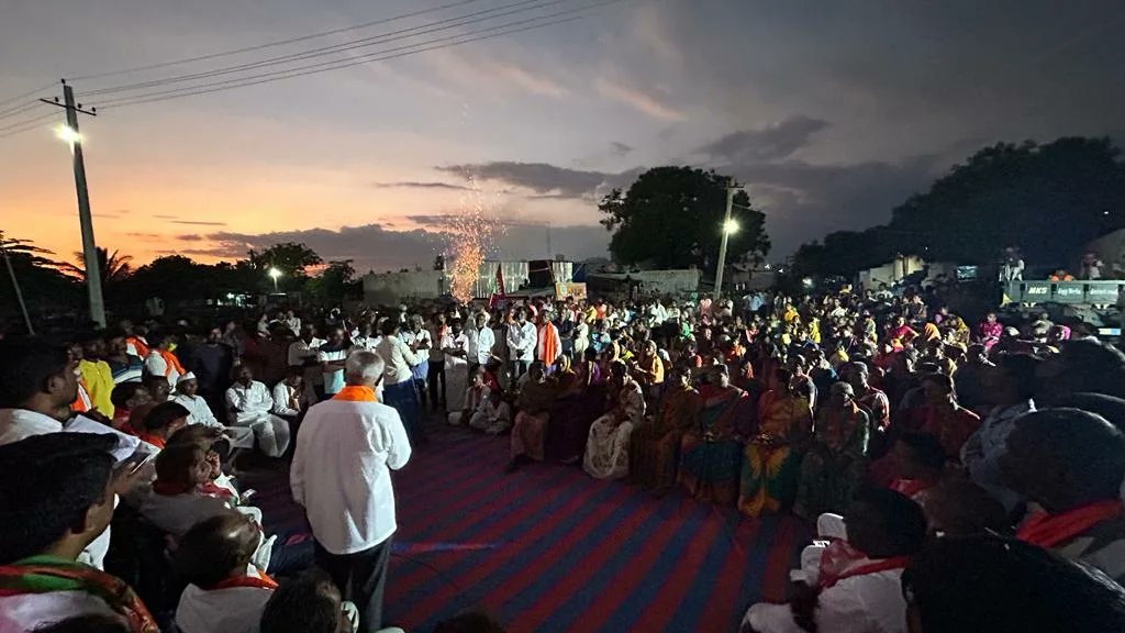 ಯಲಬುರ್ಗಾ ವಿಧಾನಸಭಾ ಕ್ಷೇತ್ರದ ಬನ್ನಿಕೊಪ್ಪದಲ್ಲಿ ಚುನಾವಣಾ ಪ್ರಚಾರ ಮಾಡಿ ಮತ ಯಾಚಿಸಲಾಯಿತು. ಬಿಜೆಪಿಯ ಡಬಲ್ ಇಂಜಿನ್ ಸರ್ಕಾರದ ಸಾಧನೆಗಳನ್ನು ಜನರಿಗೆ ತಿಳಿಸಲಾಯಿತು.
ಮುಖಂಡರು, ಕಾರ್ಯಕರ್ತರು ಉಪಸ್ಥಿತರಿದ್ದರು.

#ಬಿಜೆಪಿಯೇಭರವಸೆ

<a href="/BJP4Karnataka/">BJP Karnataka</a>