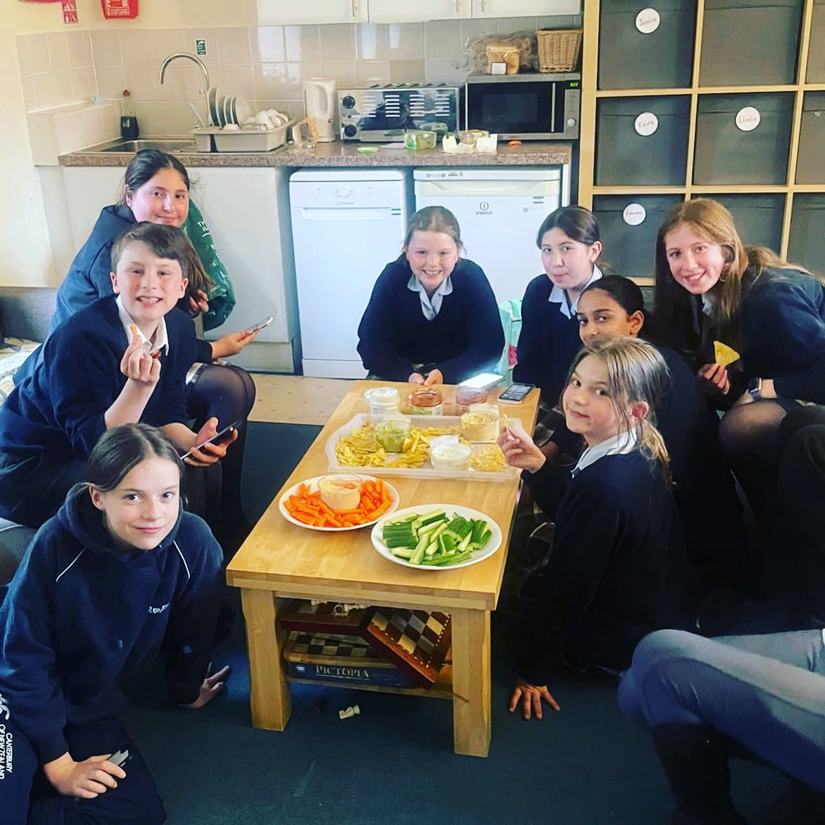 Our boarders caught up with friends over some Veggies, crisps, and dip last night. 
Noting better! ❤️ 
#friendship #boardinglife