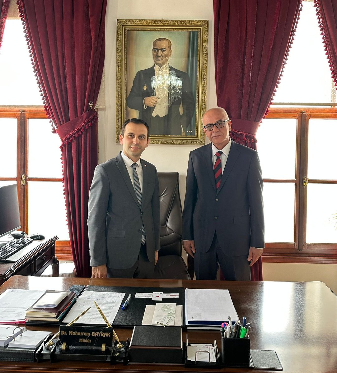 Anadolu Kabataş Erkek Liseliler Derneği Başkanı Sn. Mehmet Ensari, Müdürümüz Sn. Dr. Muharrem Bayrak'ı makamında ziyaret etti. ❤🖤